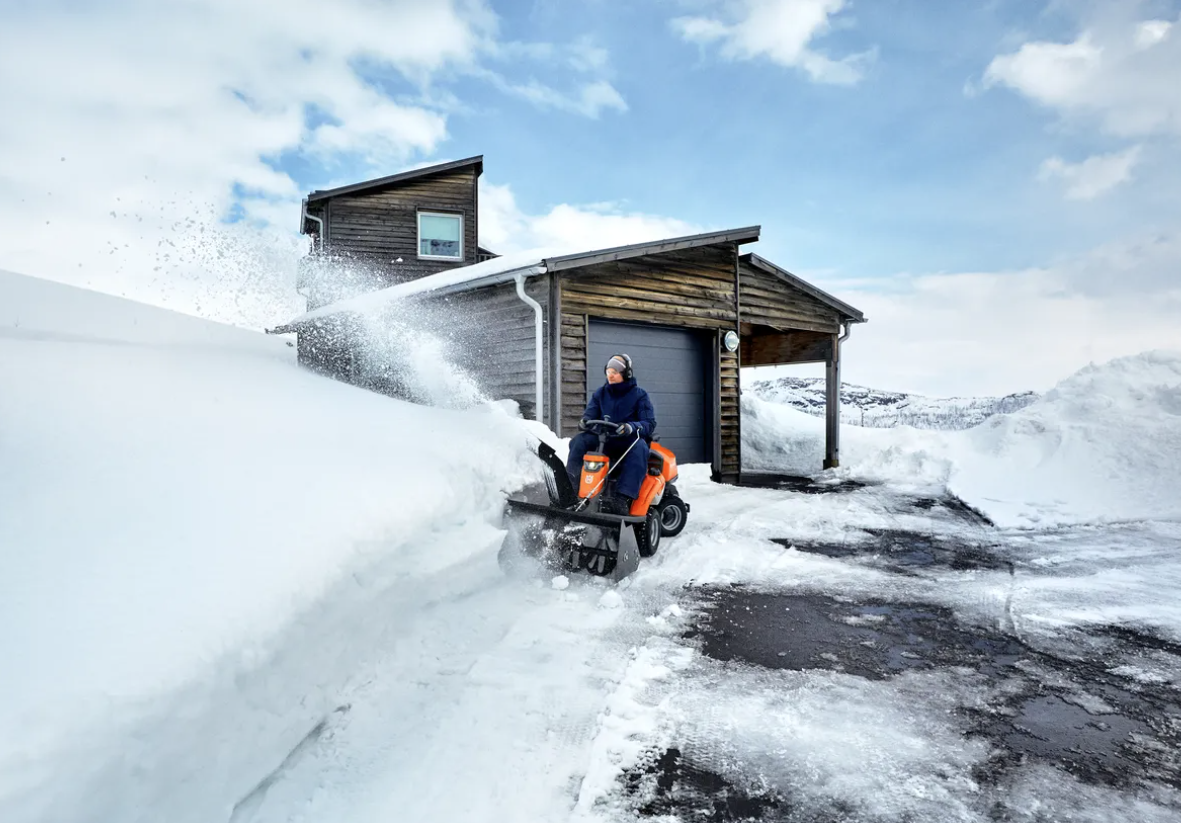 Husqvarna R316TSX AWD Etuleikkuri + 112cm pöytä