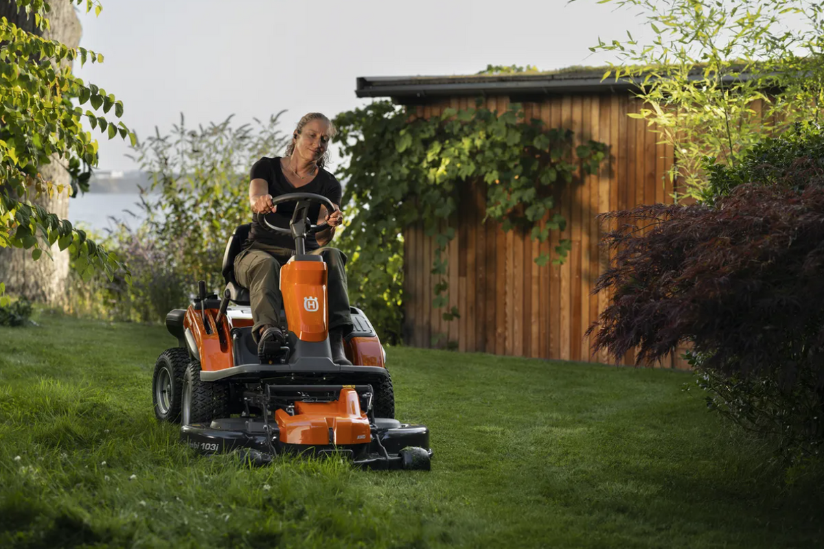 HUSQVARNA R200iX AWD, Akkuetuleikkuri, 2kw, ei sisällä leikkuulaitetta eikä laturia