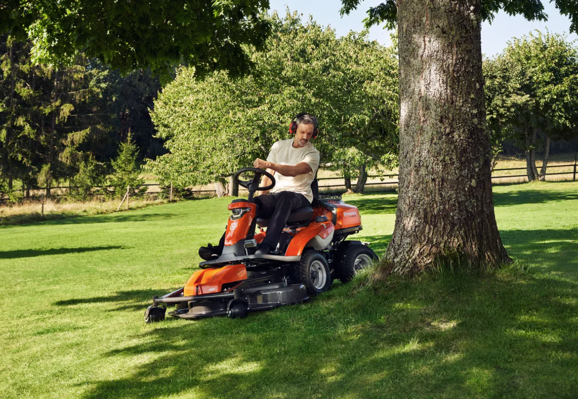 Husqvarna R316TSX AWD Etuleikkuri + 112cm pöytä